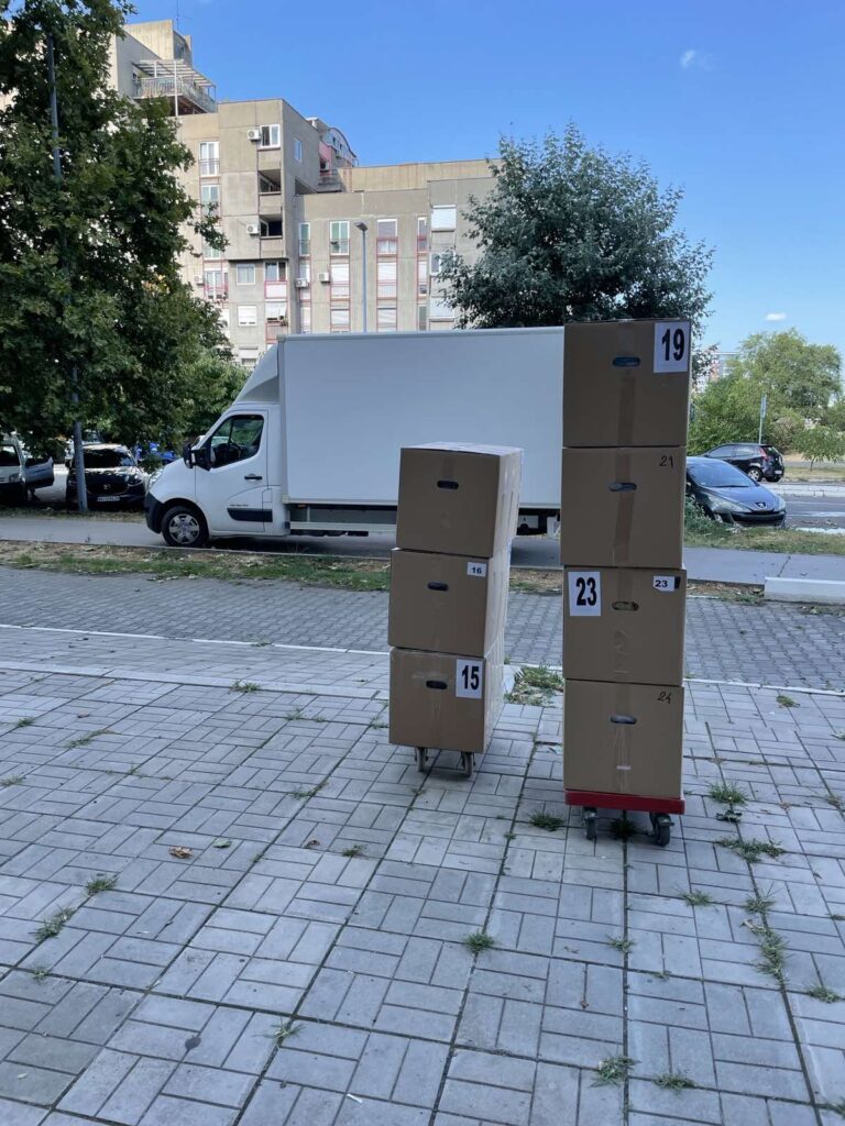 nove kutije na trotoaru ispred kamiona